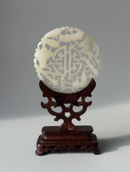 Qing Dynasty Chinese Carved White Jade Disc with Openwork Decoration on Wooden Base 5cmx5cm - Jade blanco - China - Dinastía Qing (1644-1911)