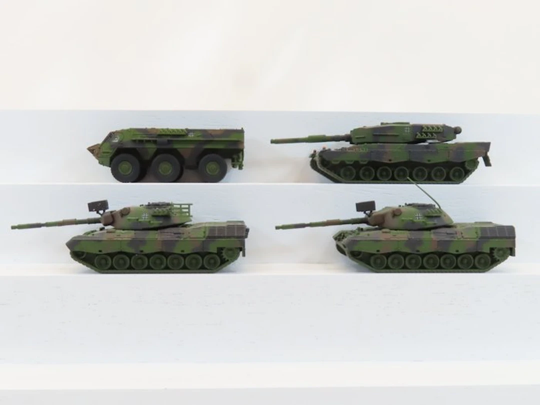 4MFOR H0 - Model train scenery (4) - 3 tanks and 1 armored vehicle