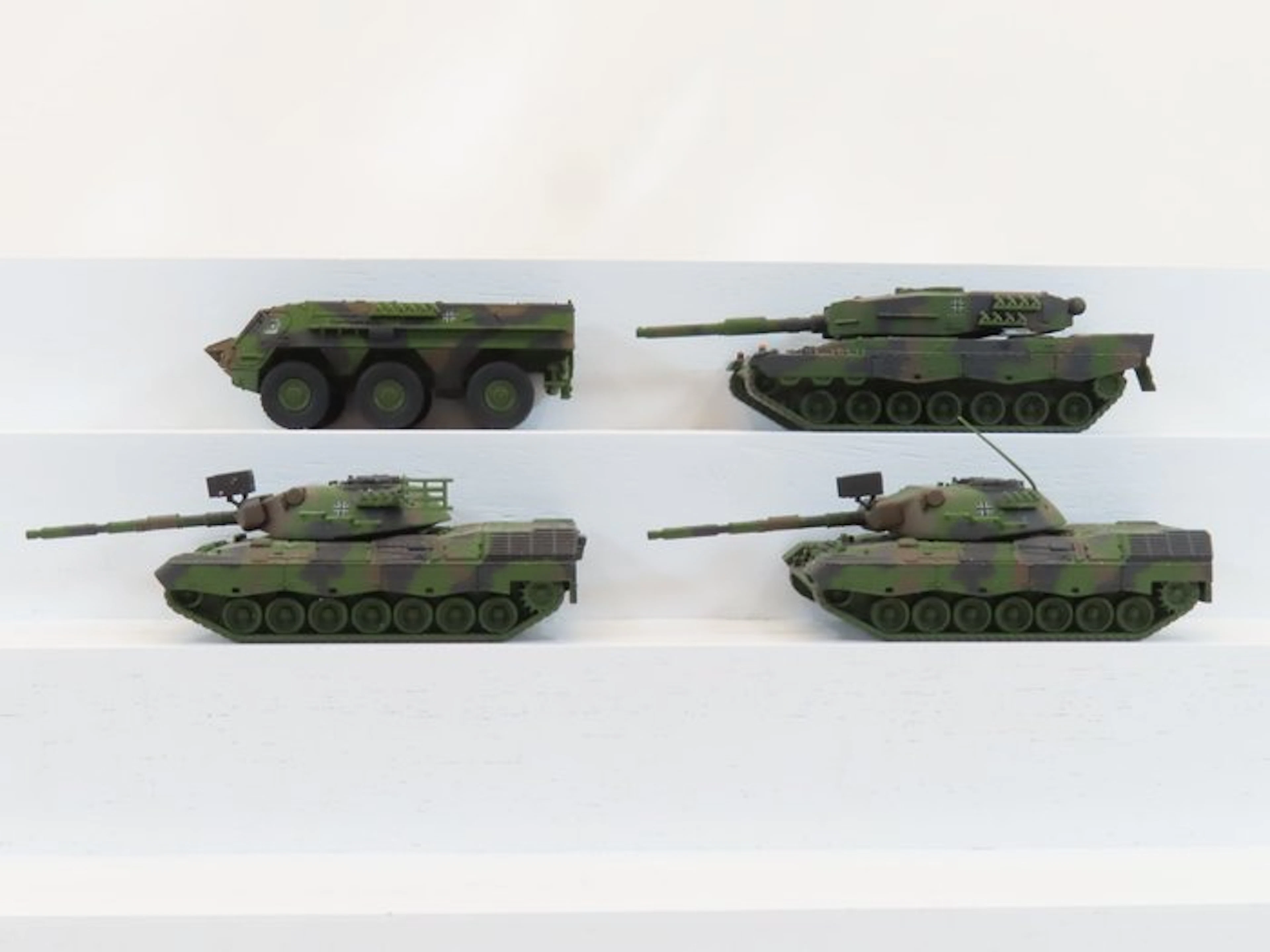 4MFOR H0 - Model train scenery (4) - 3 tanks and 1 armored vehicle