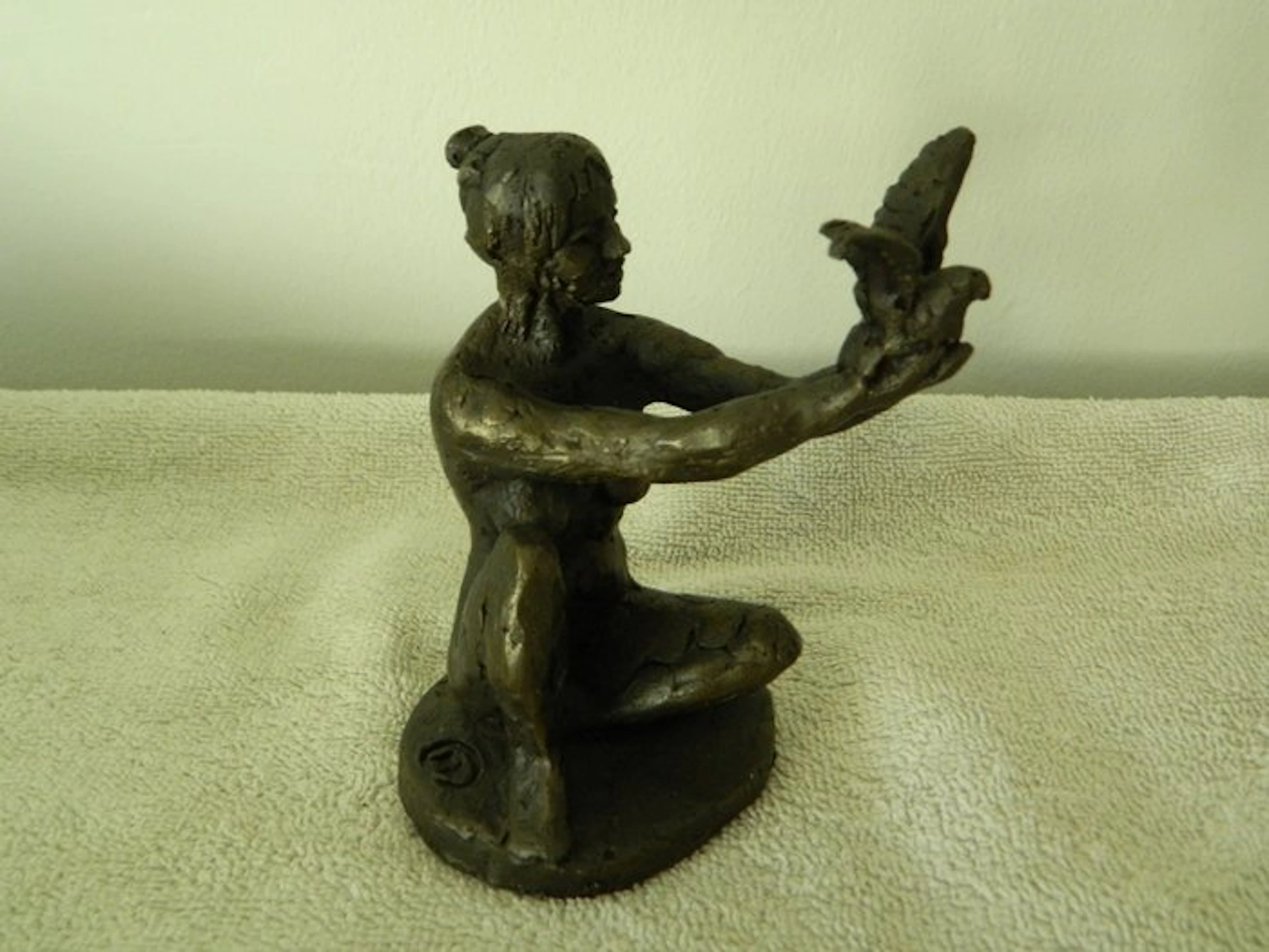 Figurine - Vrouw met duif - Bronze