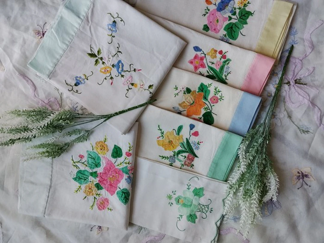 Towel (7) - 96 cm - 57 cm - Embroidered towel set.
