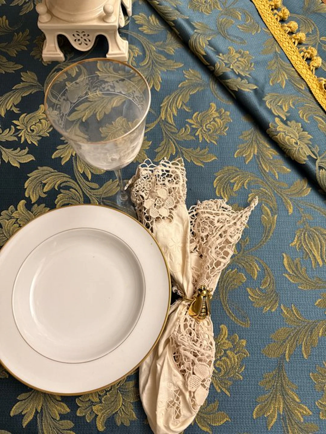 San Leucio top quality - An elegant antique blue and gold damask tablecloth