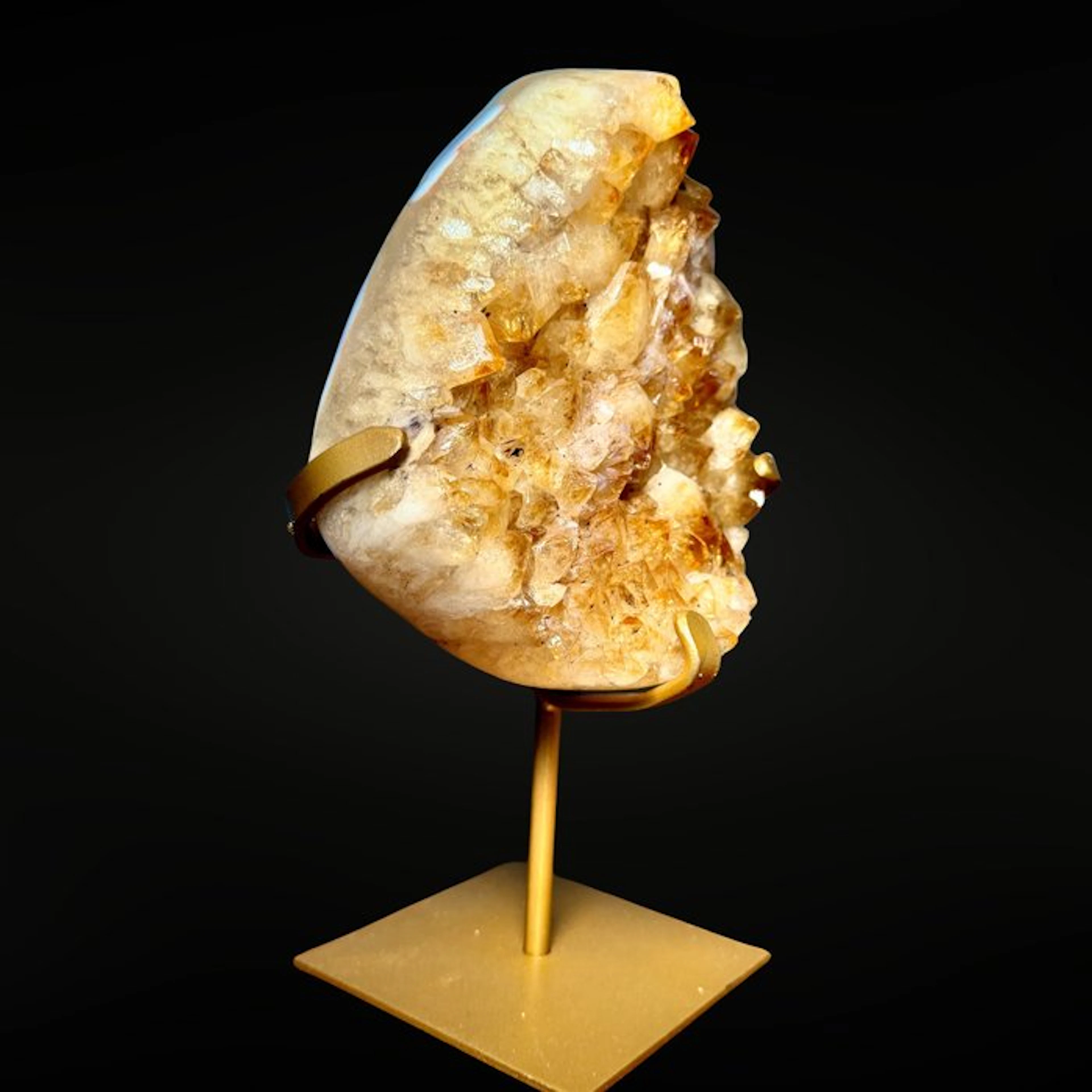 Citrine on a pedestal Carving - Height: 200 mm - Width: 130 mm- 1396 g - (1)