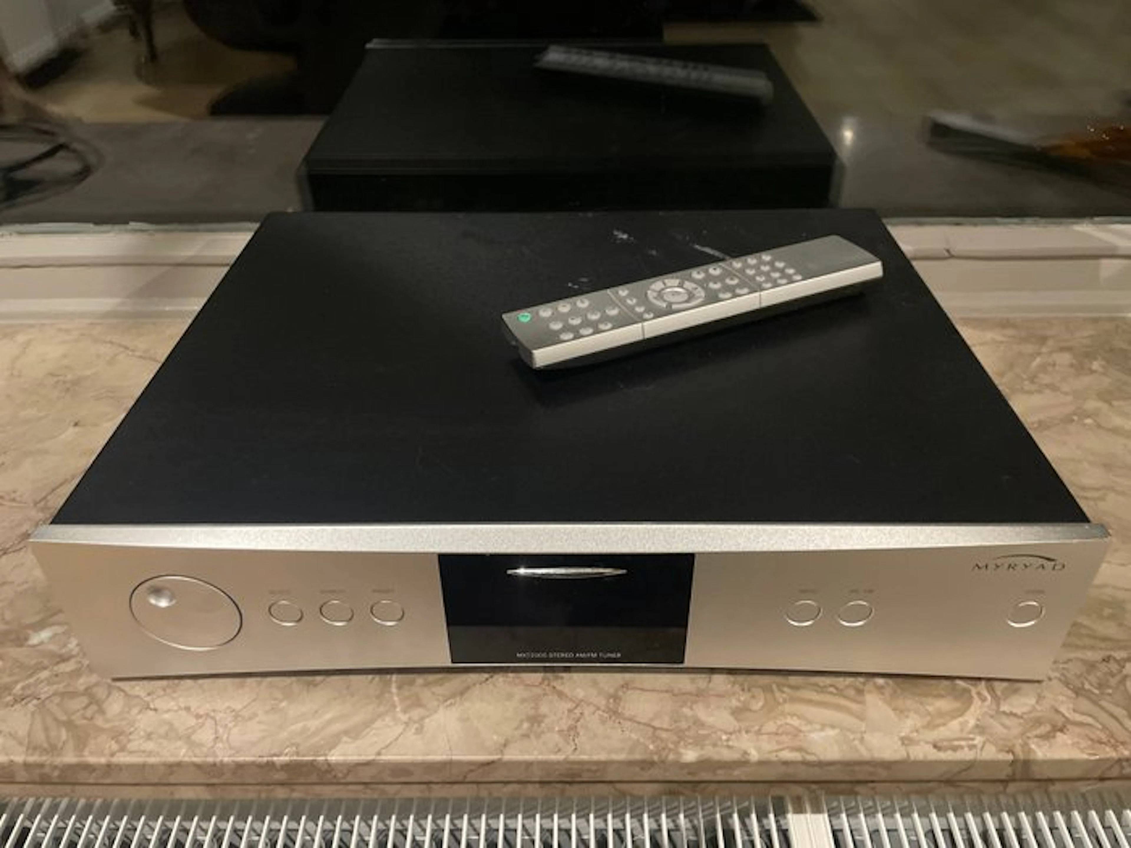 Myryad - MXT2000 'High-End' Solid-State AM/FM Stereo Tuner