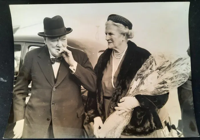 Ass.Press London - 3 Photographies de Winston Churchill