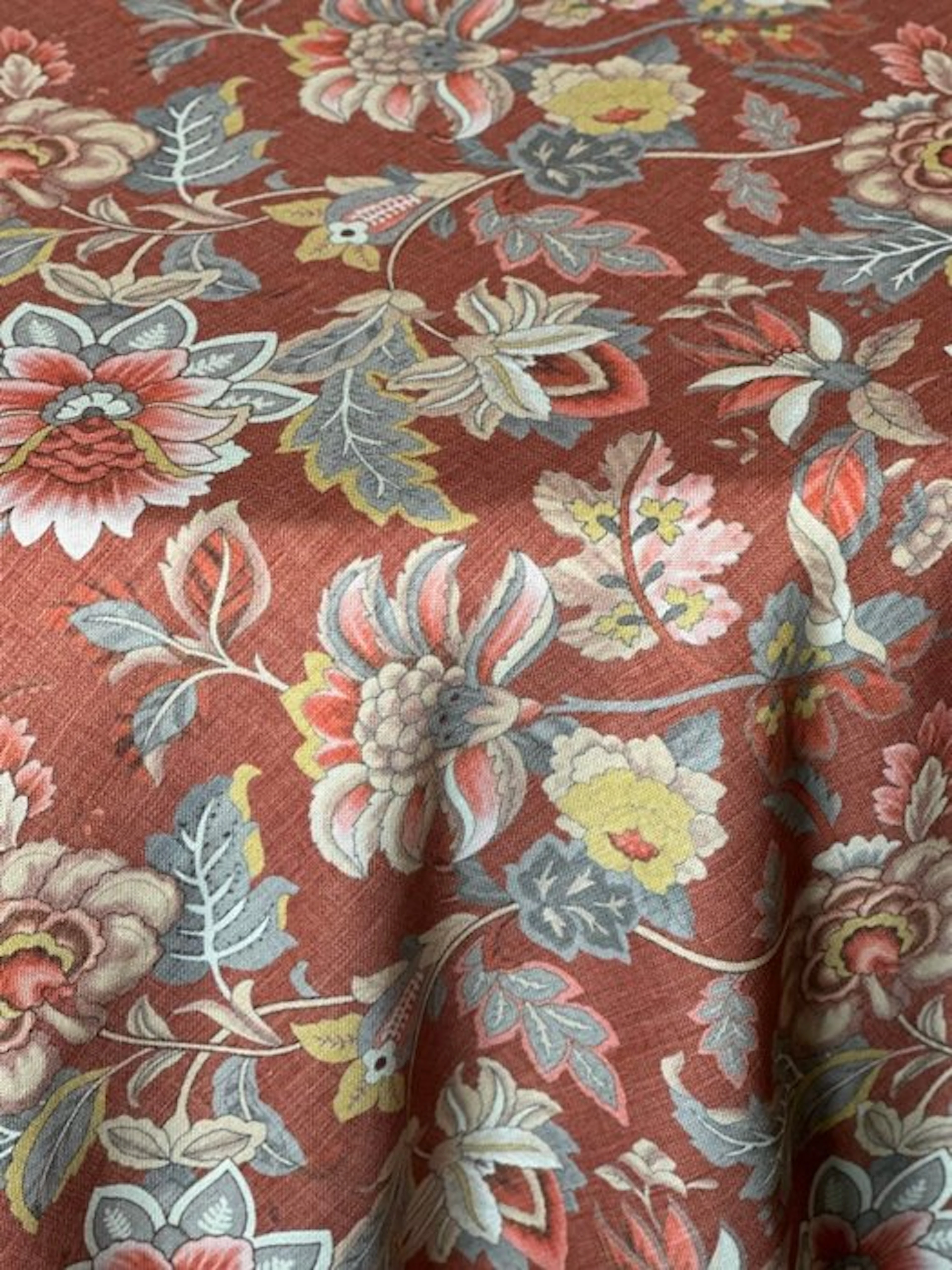 Exclusive tablecloth with Indian flower print for large tables