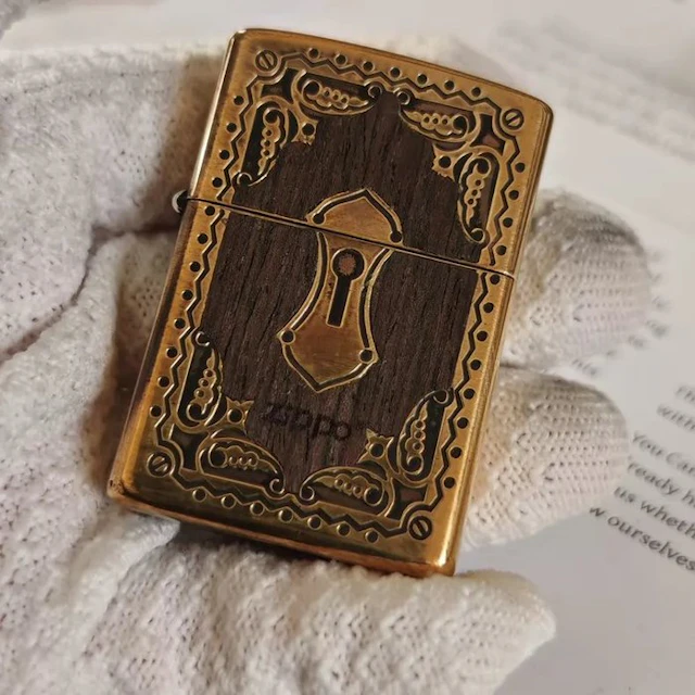 Zippo - con motivo a chiave "Gate of Wealth" e trama...