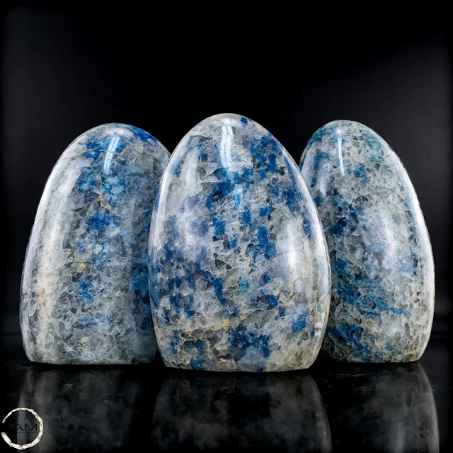 K2 freeforms – Fascinating trio with bright blue azurite...