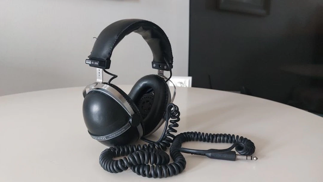 Pioneer - SE-305 Closed-Back Dynamic Stereo Headphone