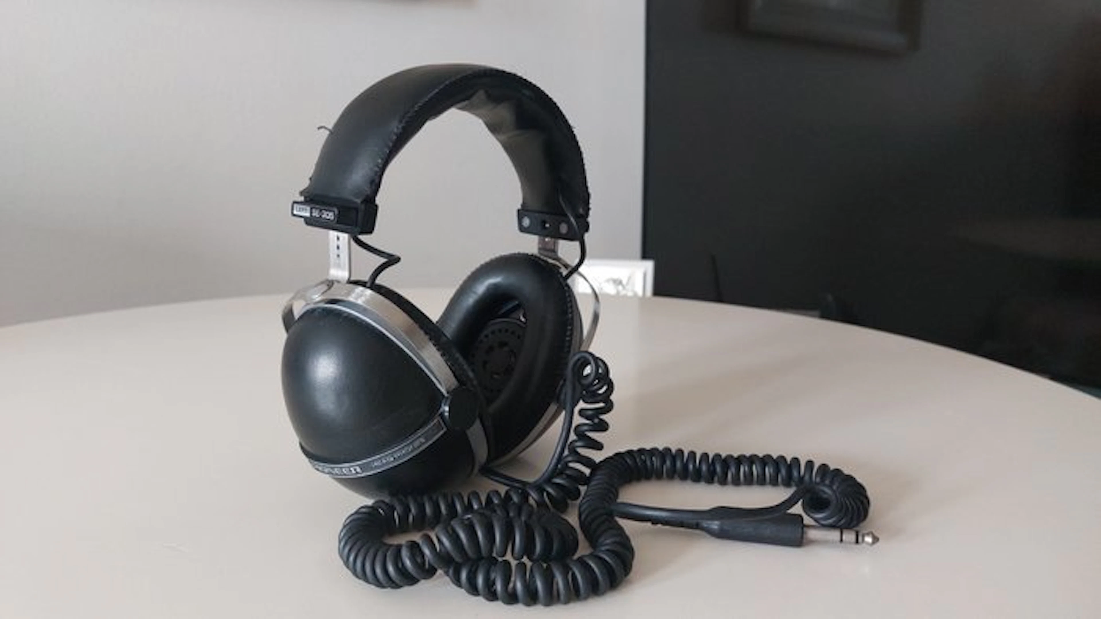 Pioneer - SE-305 Closed-Back Dynamic Stereo Headphone