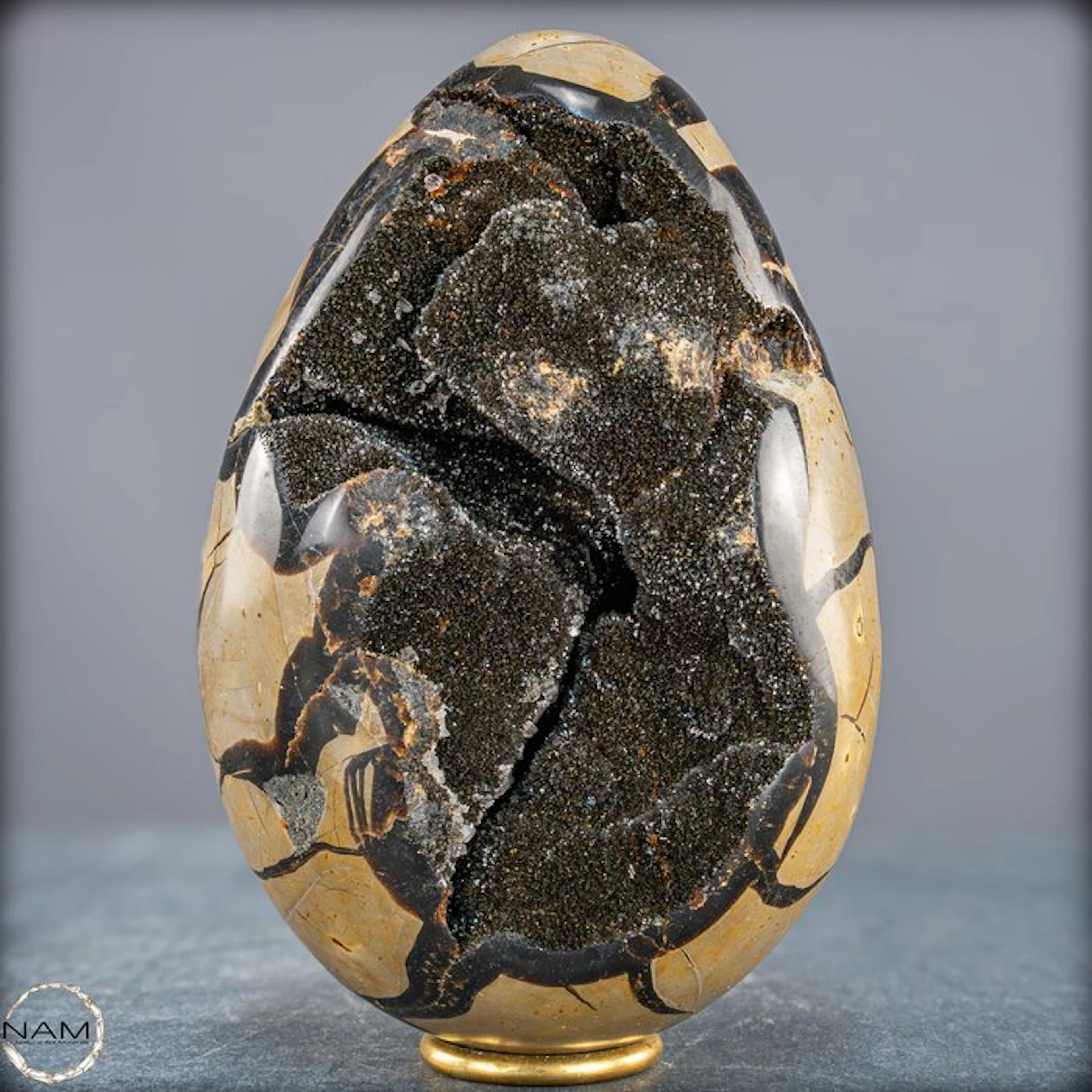 Stunning septarian egg – A work of art from nature
