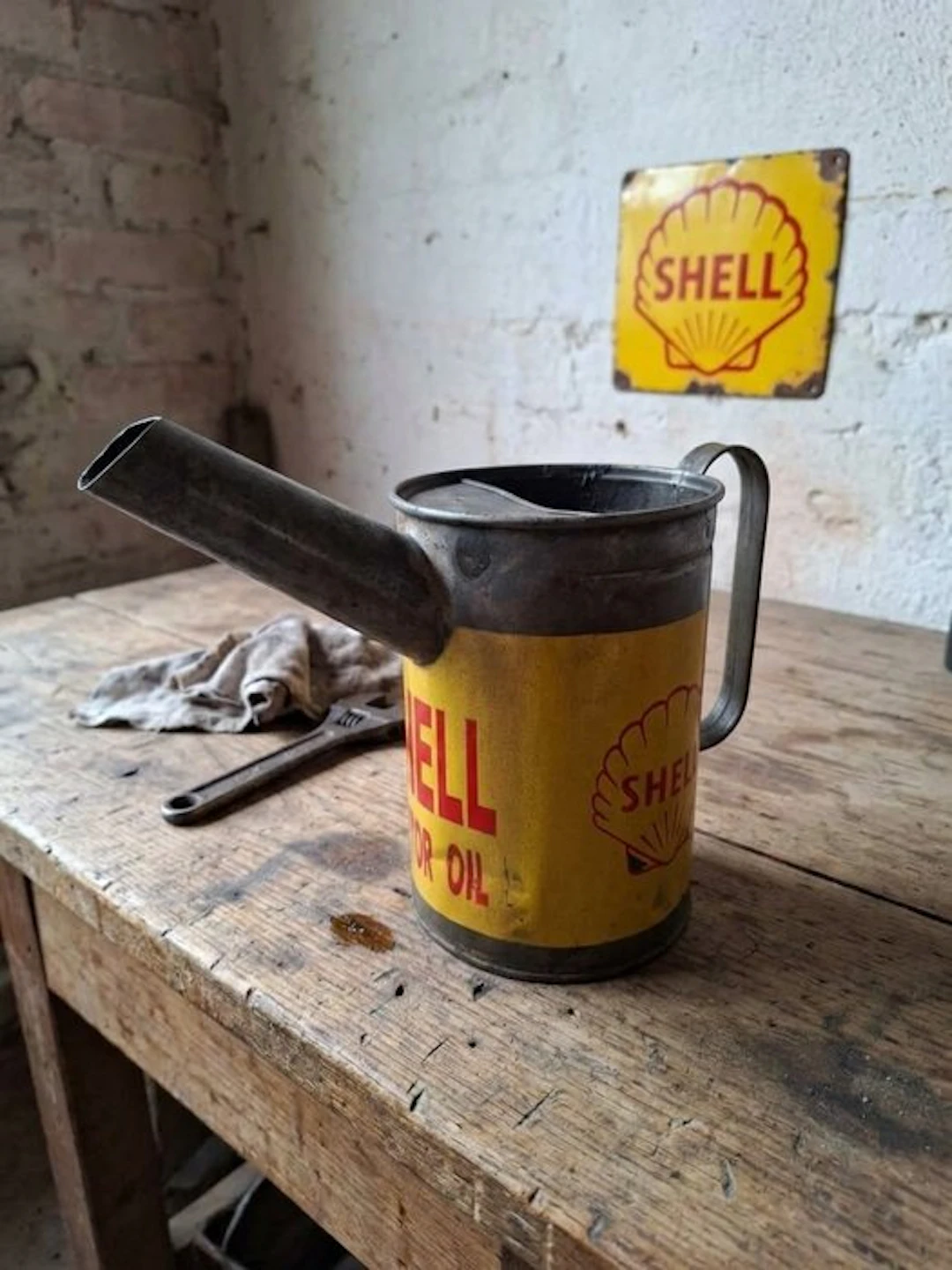 Petrol pump (1) - Shell - Ancien broc a huiles shell - 1950-1960