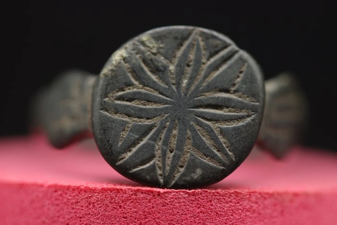 Medieval (Gothic) - Bronze Abstract Decorated Ring - 2.4 cm (No reserve price)