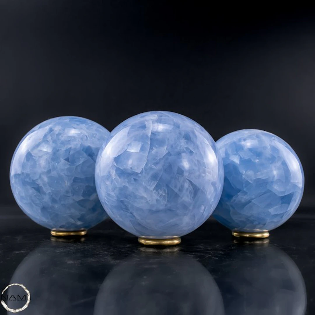 Blue Calcite Sphere Set – Three harmonious natural...