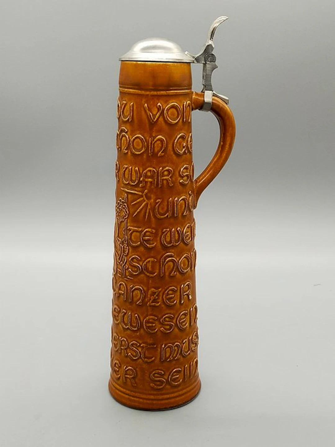 Jug - Antiker Keramik Bierkrug mit Zinndeckel – Reliefdekor und Spruch