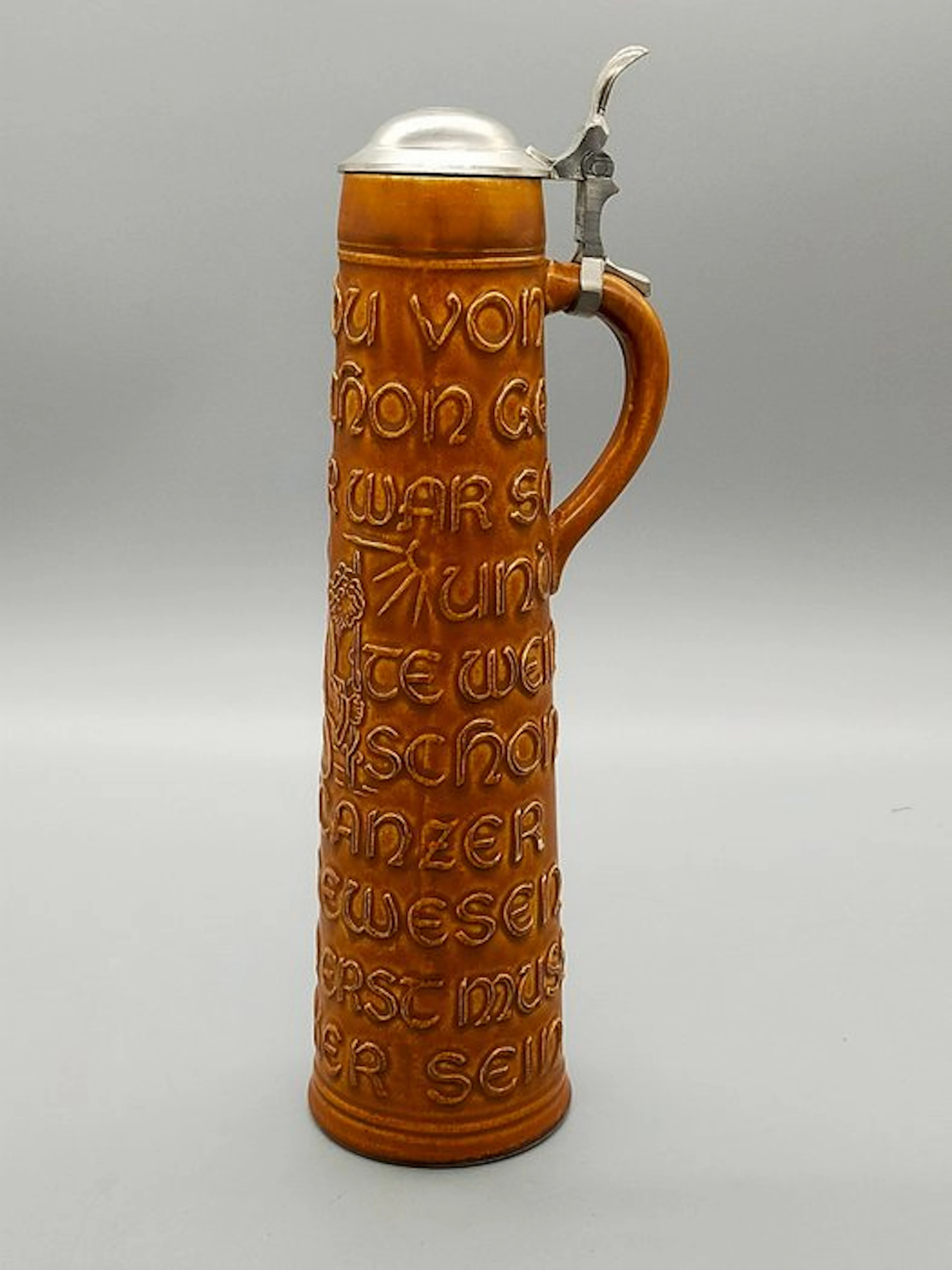 Jug - Antiker Keramik Bierkrug mit Zinndeckel – Reliefdekor und Spruch