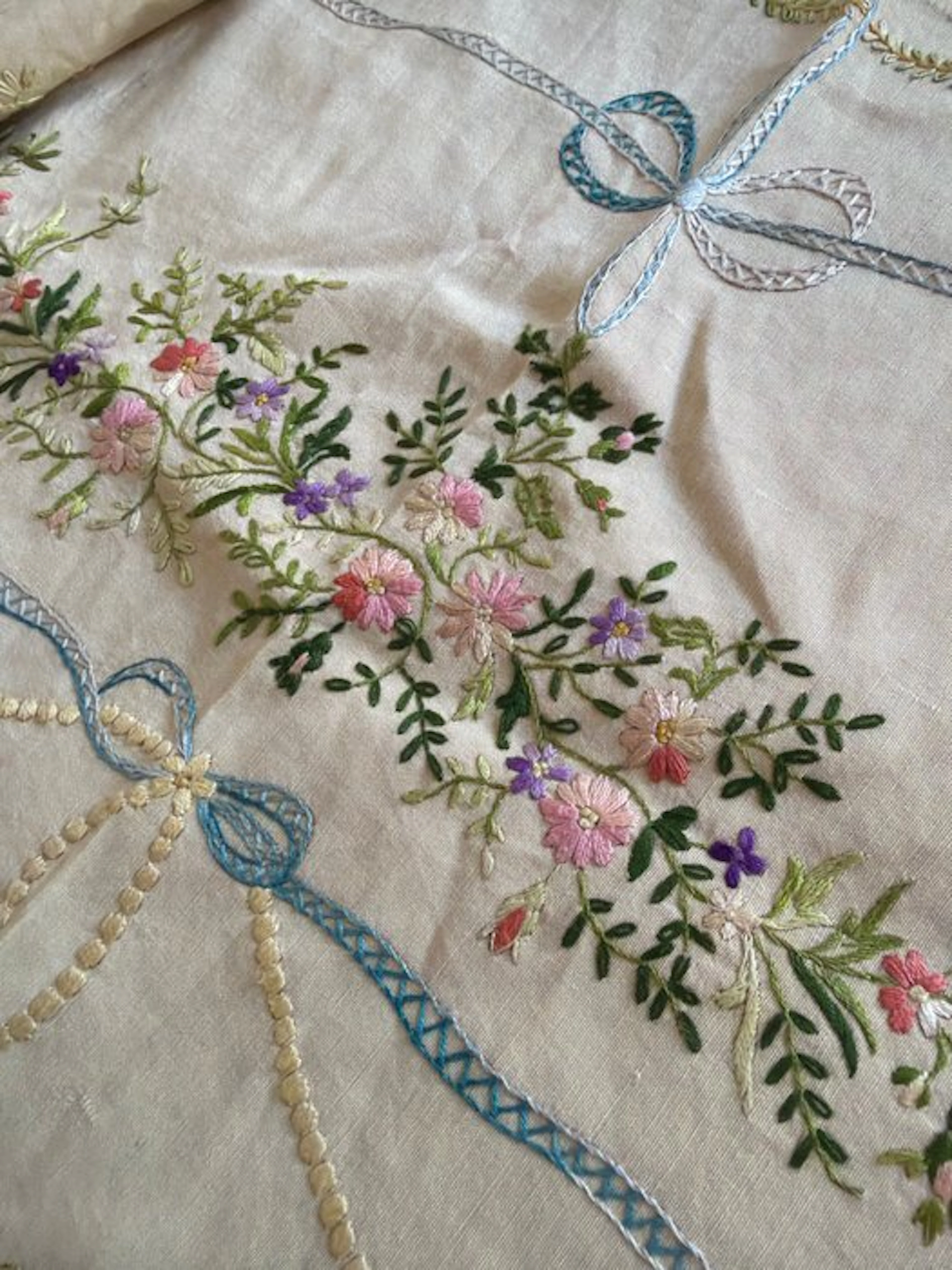 French embroidered table runner 'Garlands and Bows Mil...
