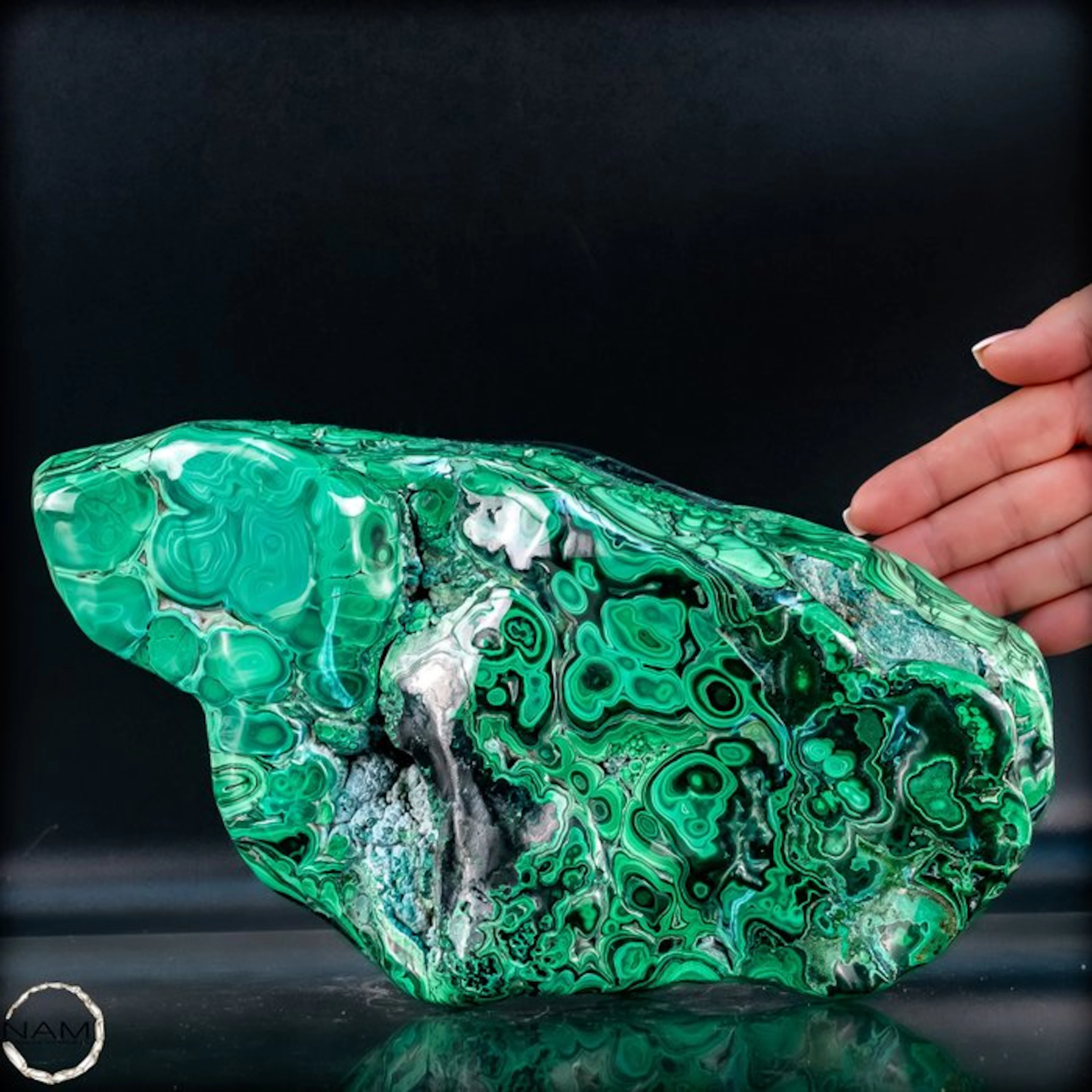 Malachite Freeform – Expressive natural art in intense green