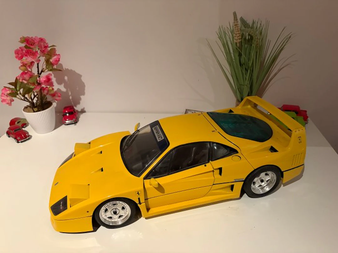 Pocher 1:8 - Model car - Ferrari F40