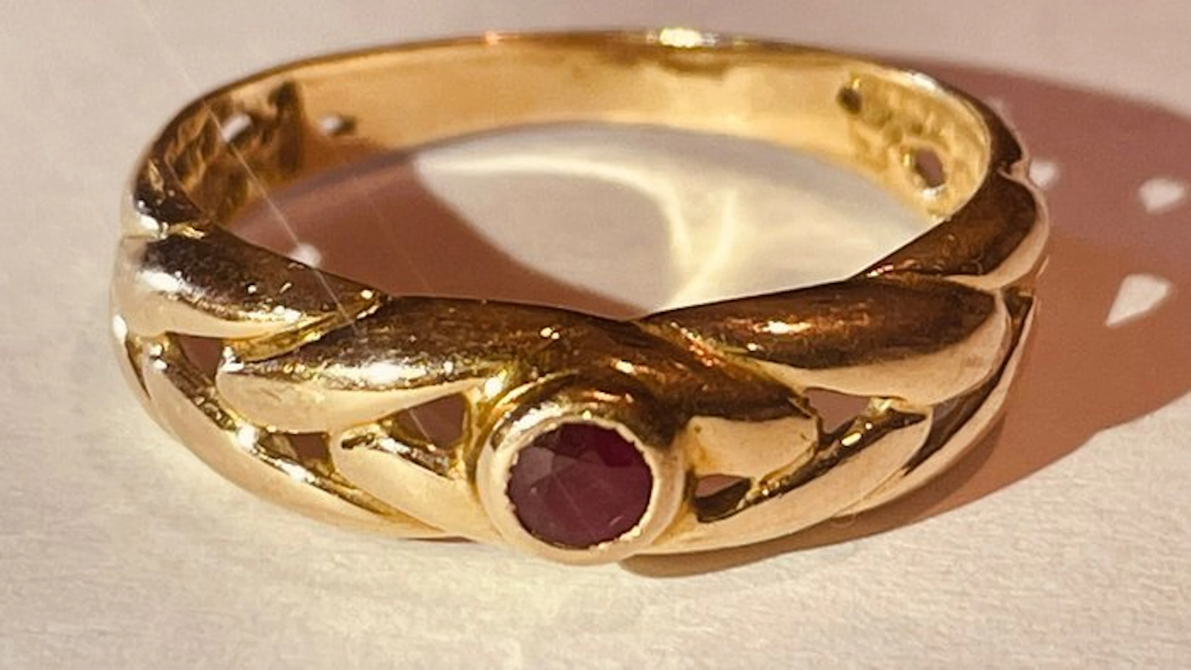 Ring - 18 kt. Yellow gold Ruby