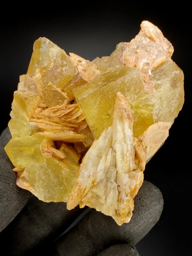 Fluorite Crystals on matrix - Height: 5 cm - Width: 6 cm- 110 g
