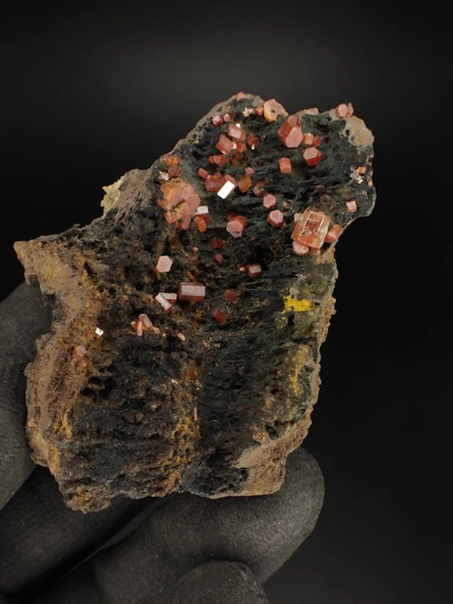 Vanadinite & Goethite Crystal point - Height: 7 cm - Width: 5 cm- 75 g