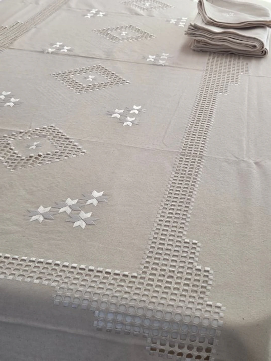 Tablecloth (17) - 400 cm - 180 cm - Tablecloth and 16 napkins.