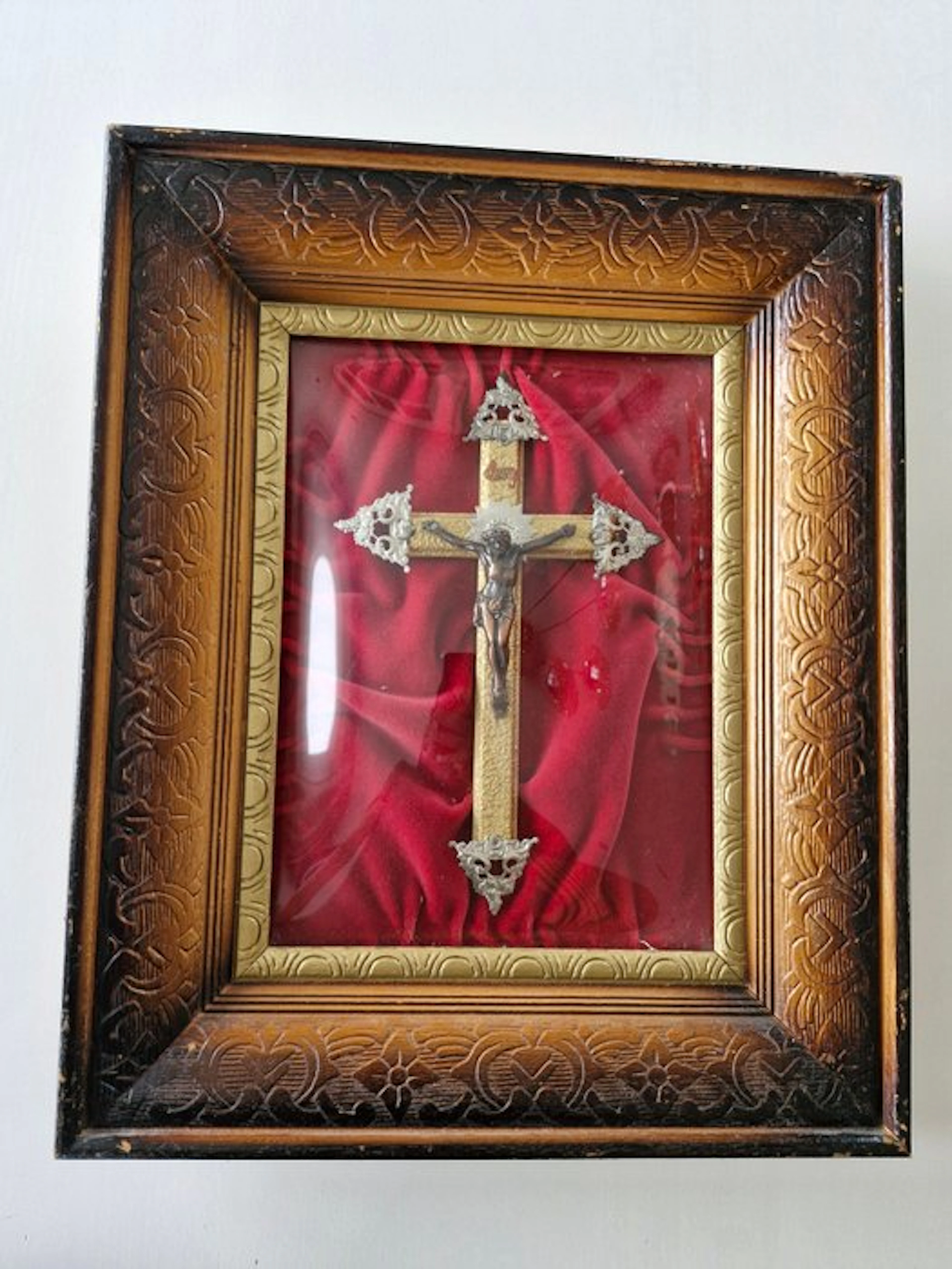 Crucifix - Wood, Glass - 1890 - 1920 - Crucifix behind glass dome - 35 x 43 cm