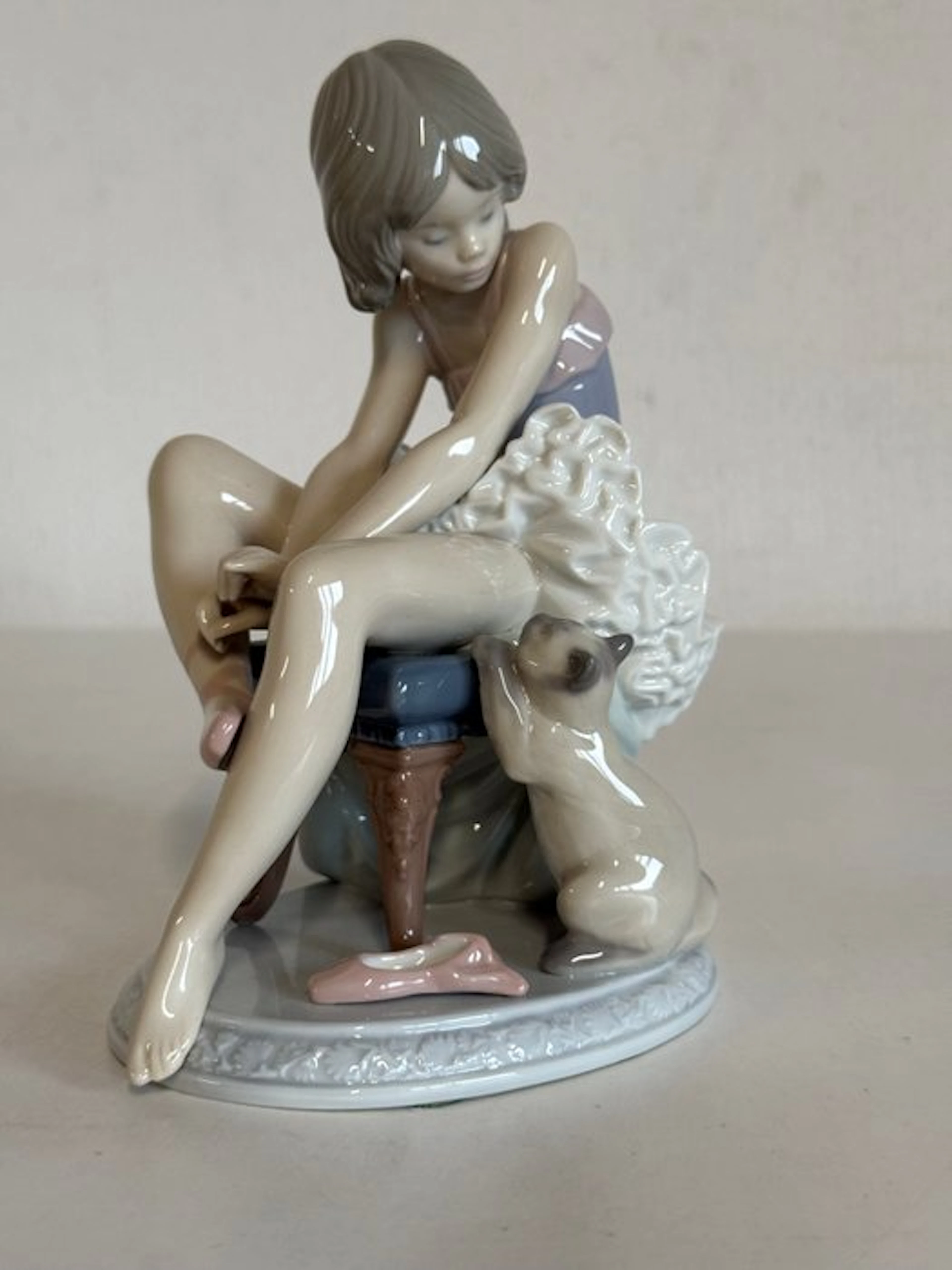 Lladró - Figurine - Can I Help? - ¿Puedo Ayudar? #5689 - Porcelain