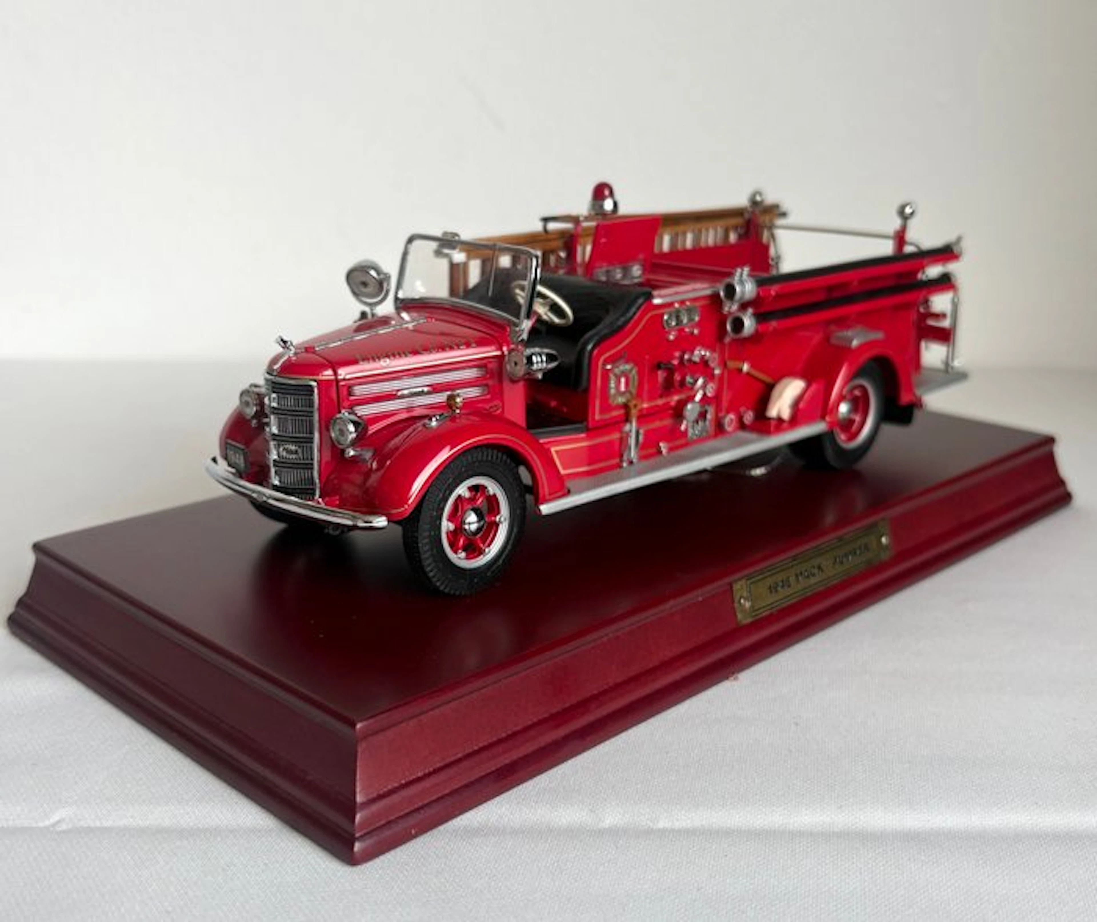 Franklin Mint 1:32 - Model car - Mack Pumper Fire Truck (1948)
