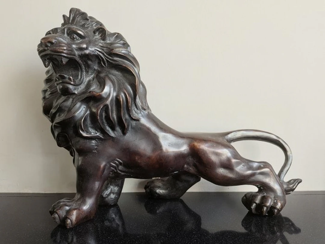 Statue, Indrukwekkend groot bronzen beeld van een...