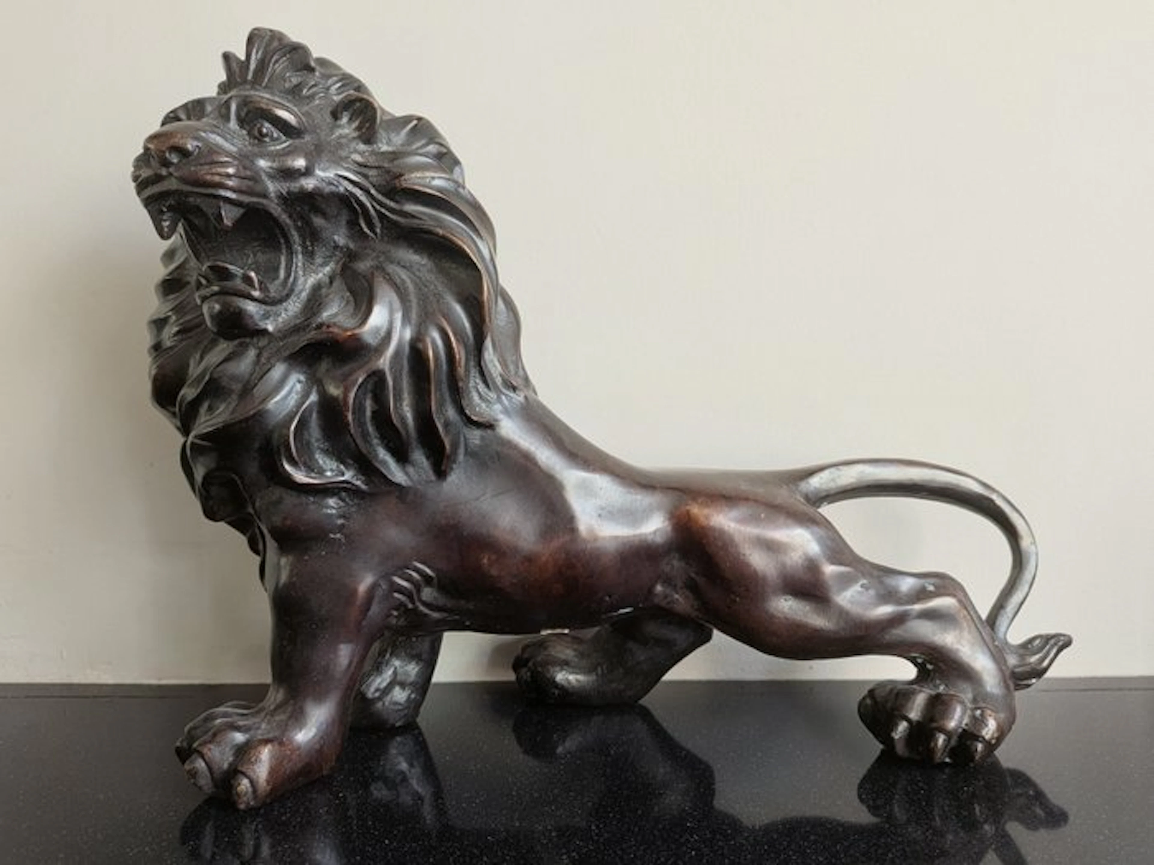 Statue, Indrukwekkend groot bronzen beeld van een...
