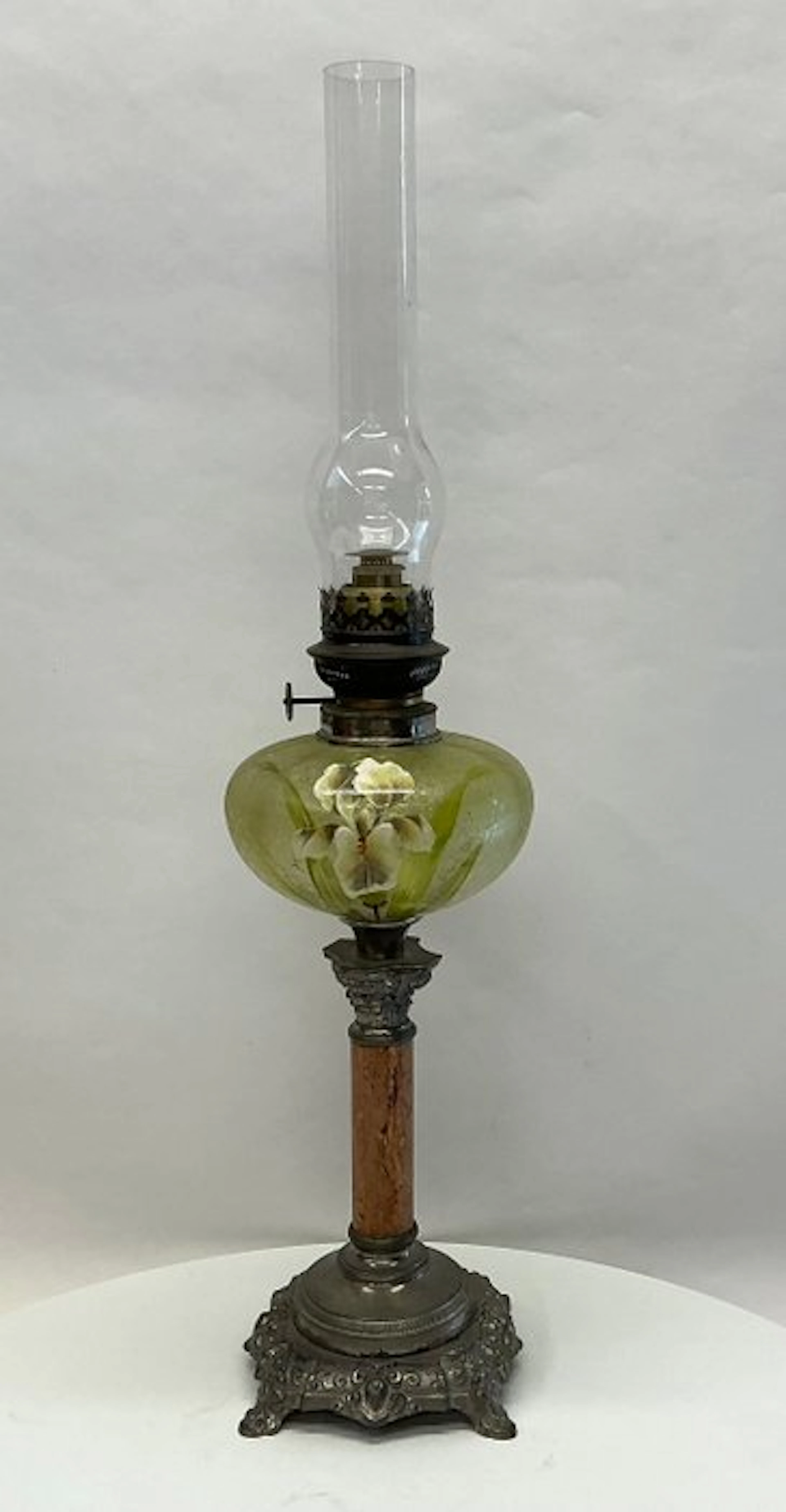 Antieke handbeschilderde petroleum-/olielamp met floraal glazen reservoir – ca
