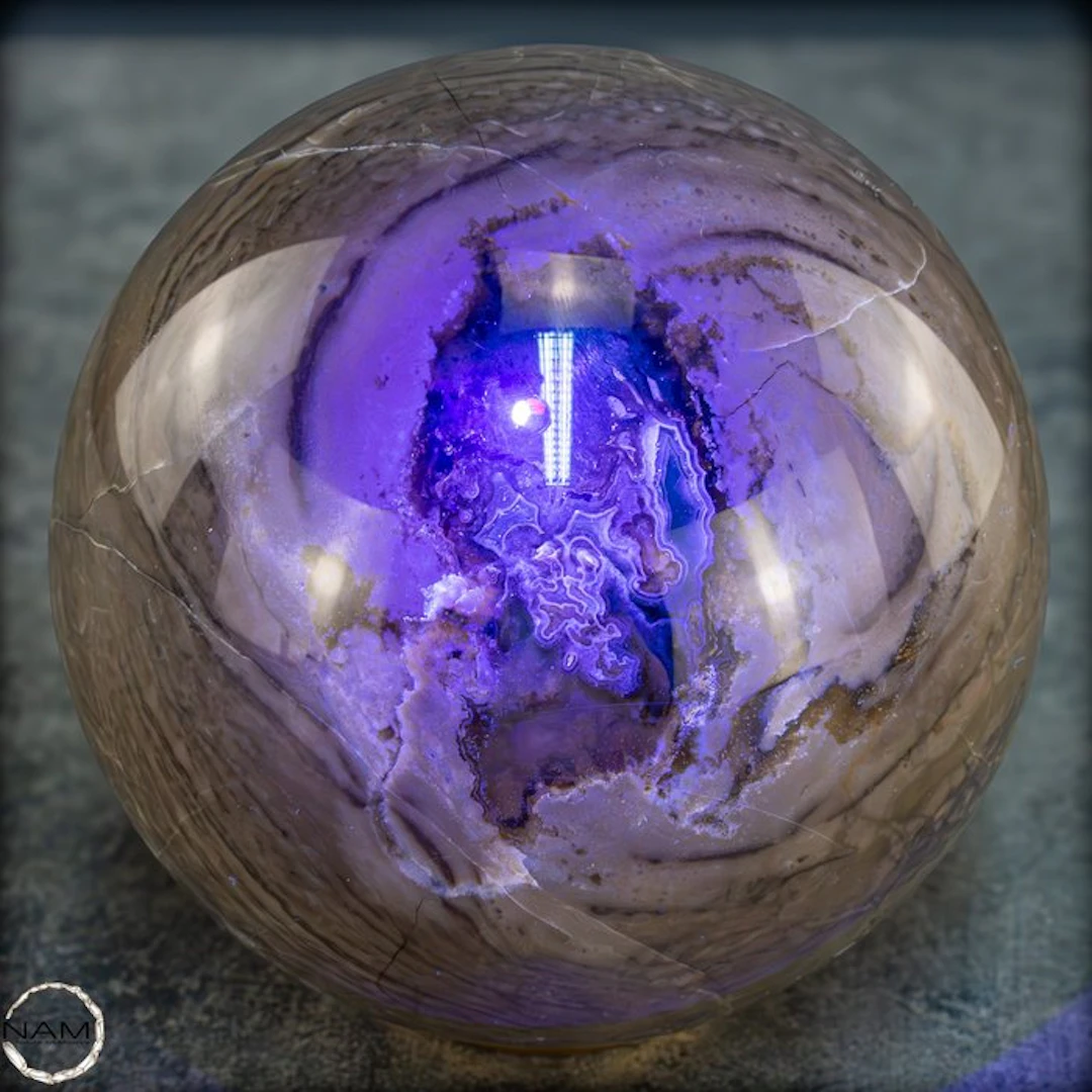 Rare UV-active moss agate – Sphere with striking depth...