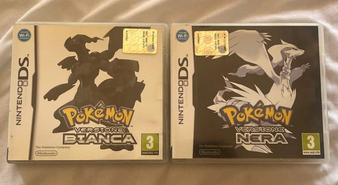 Nintendo - DS - Pokémon Versione Bianca / Pokémon Versione Nera - Video game