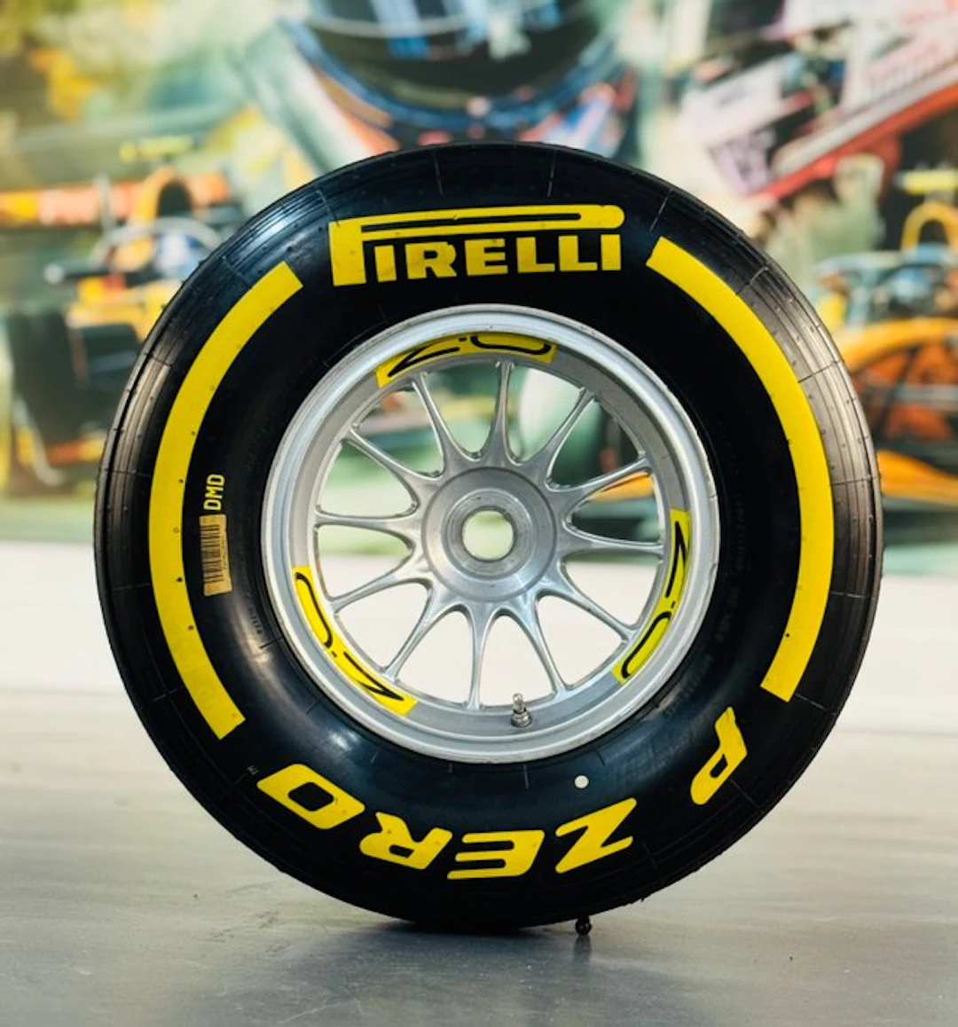 Tyre complete on wheel - Formule 1 Pirelli - O.Z.