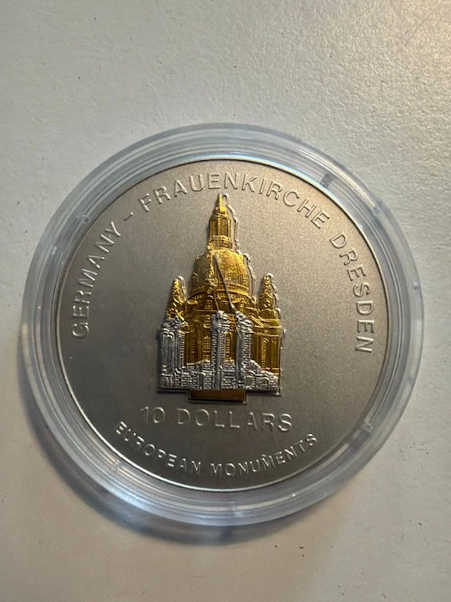 Nauru. 10 Dollars 2004 Dresdner Frauenkriche Skulpturmünze