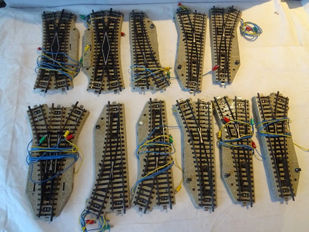 Märklin H0 - Model train tracks (11) - 8 electric points...