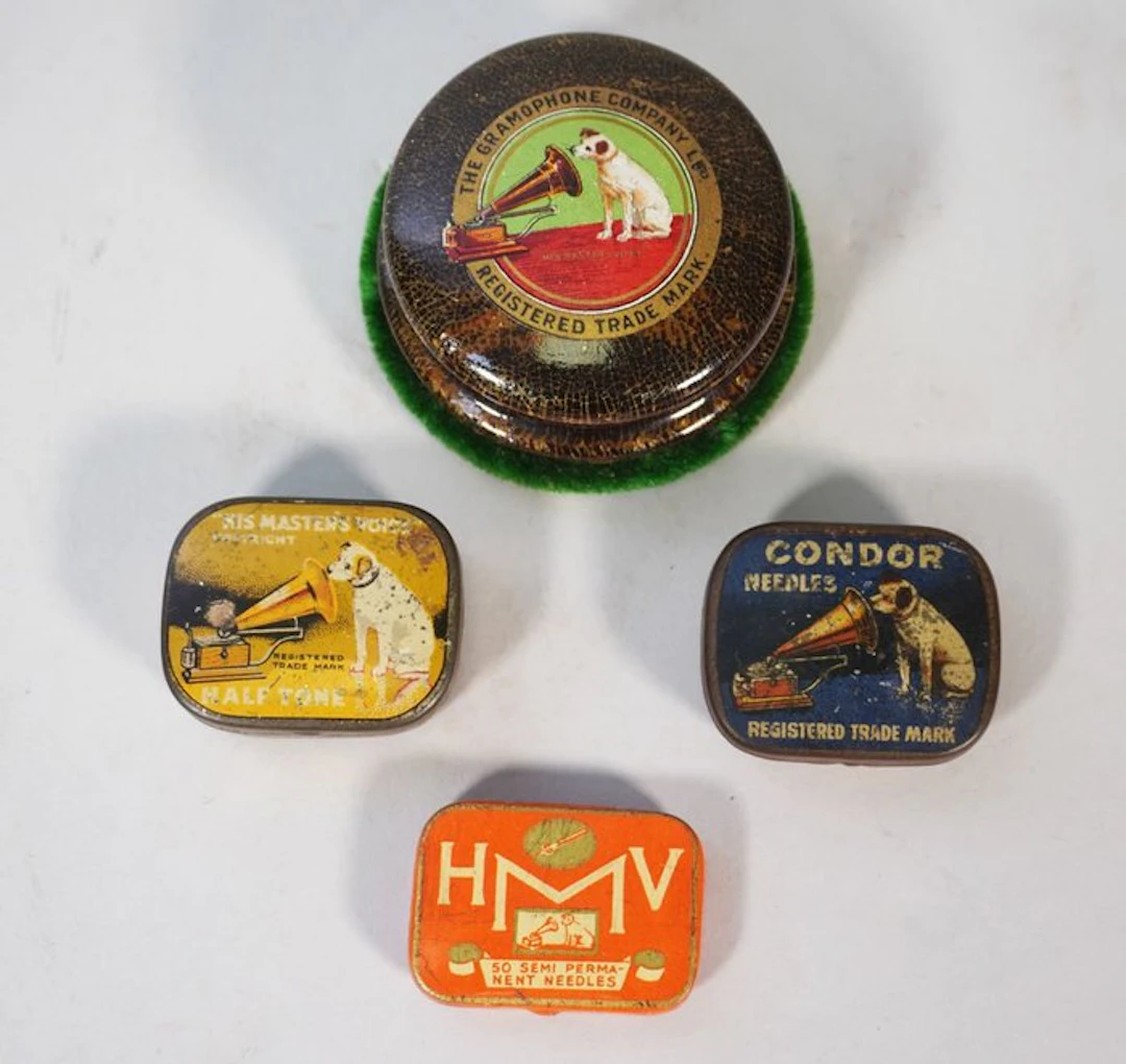 His Masters Voice - Platenborstel + 3 Naaldendoosjes 78 rpm gramophone player