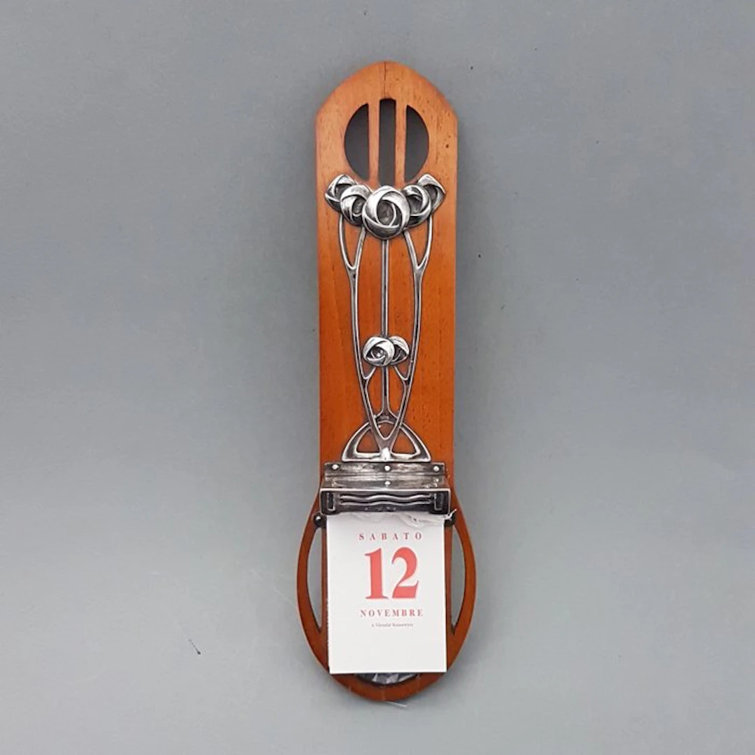 Sculpture, Kalender met zilveren ornamenten. - 21.5 cm - .800 silver, Ivory