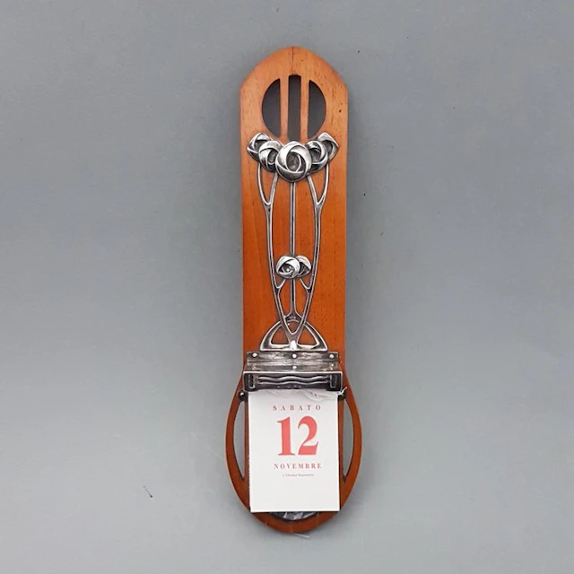 Sculpture, Kalender met zilveren ornamenten. - 21.5 cm - .800 silver, Ivory