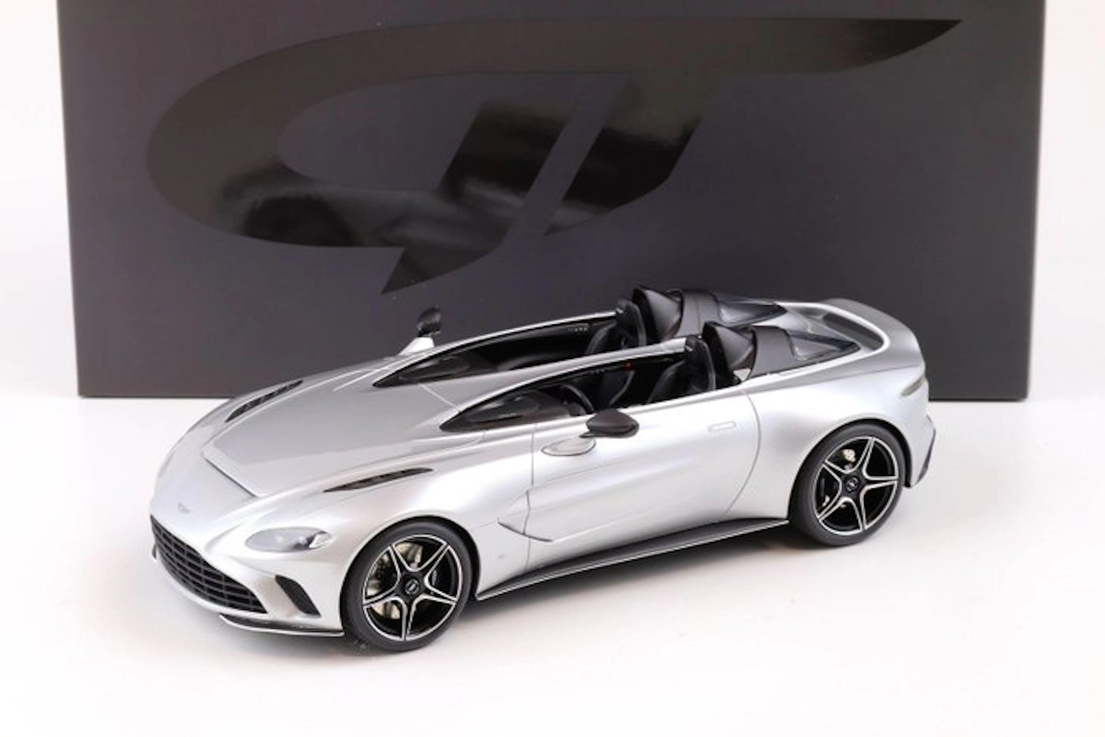 GT Spirit 1:18 - Model sports car - Aston Martin V12...