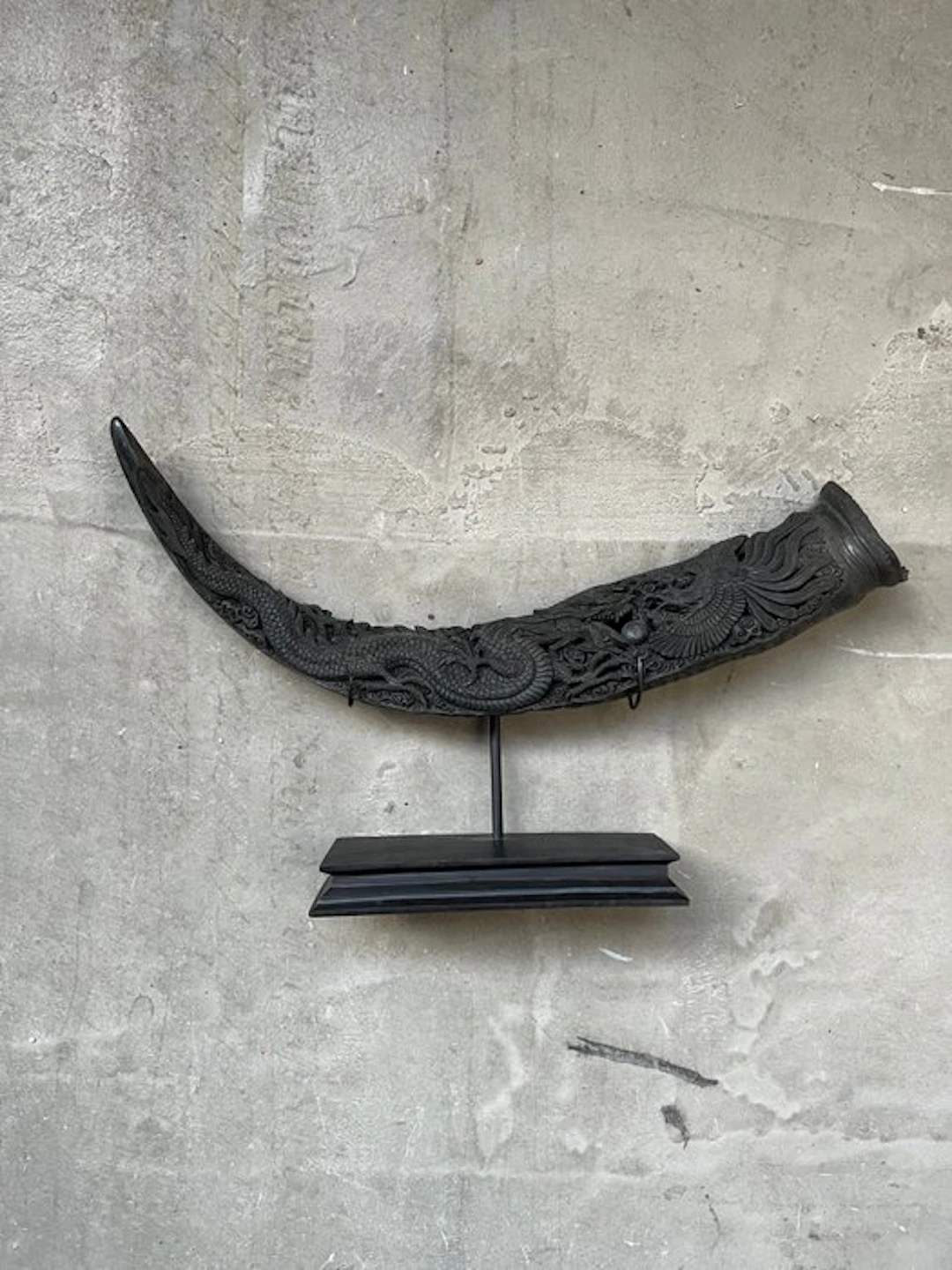 Carving, NO RESERVE PRICE-Engraved horn of a water...