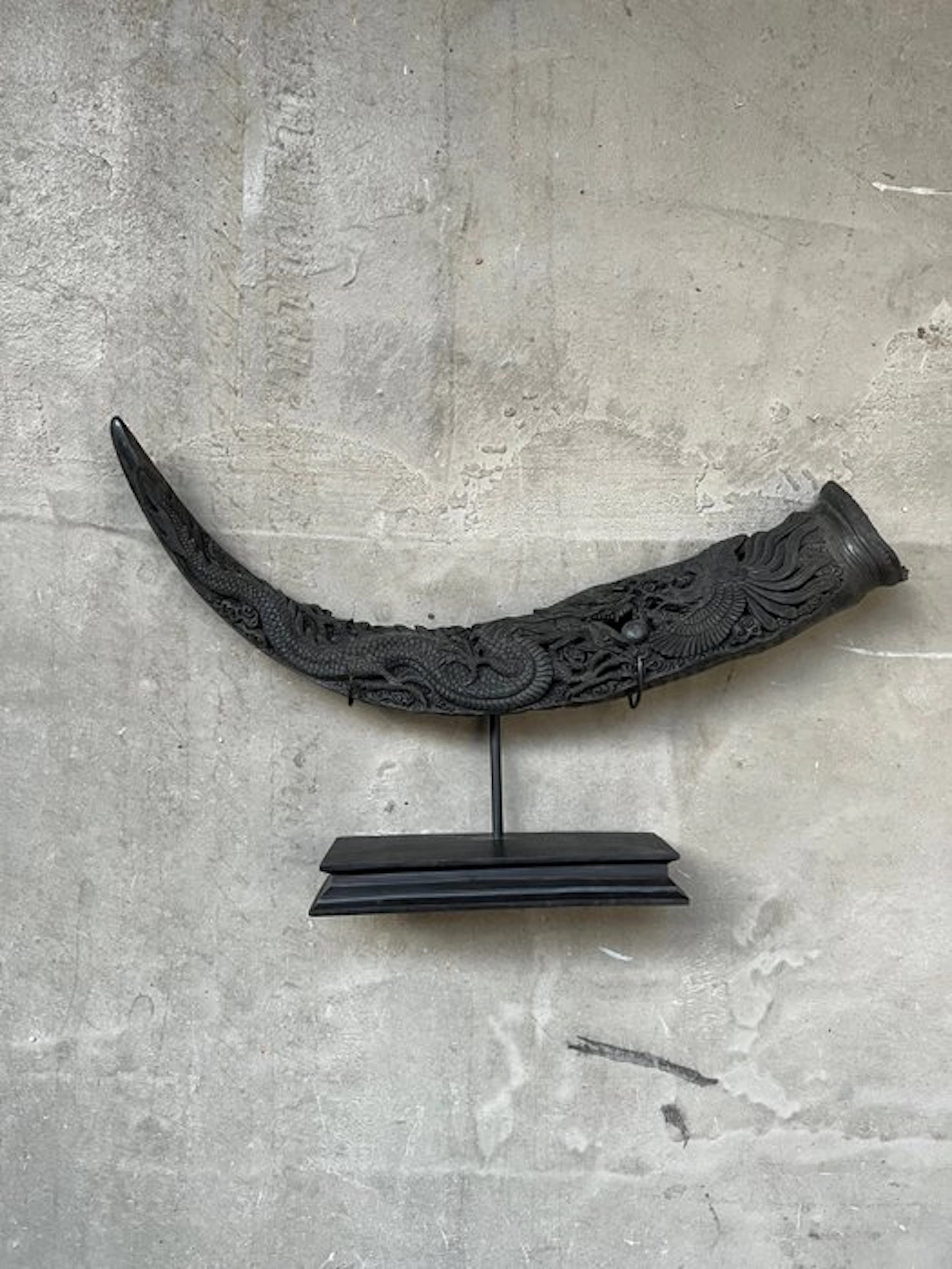 Carving, NO RESERVE PRICE-Engraved horn of a water...