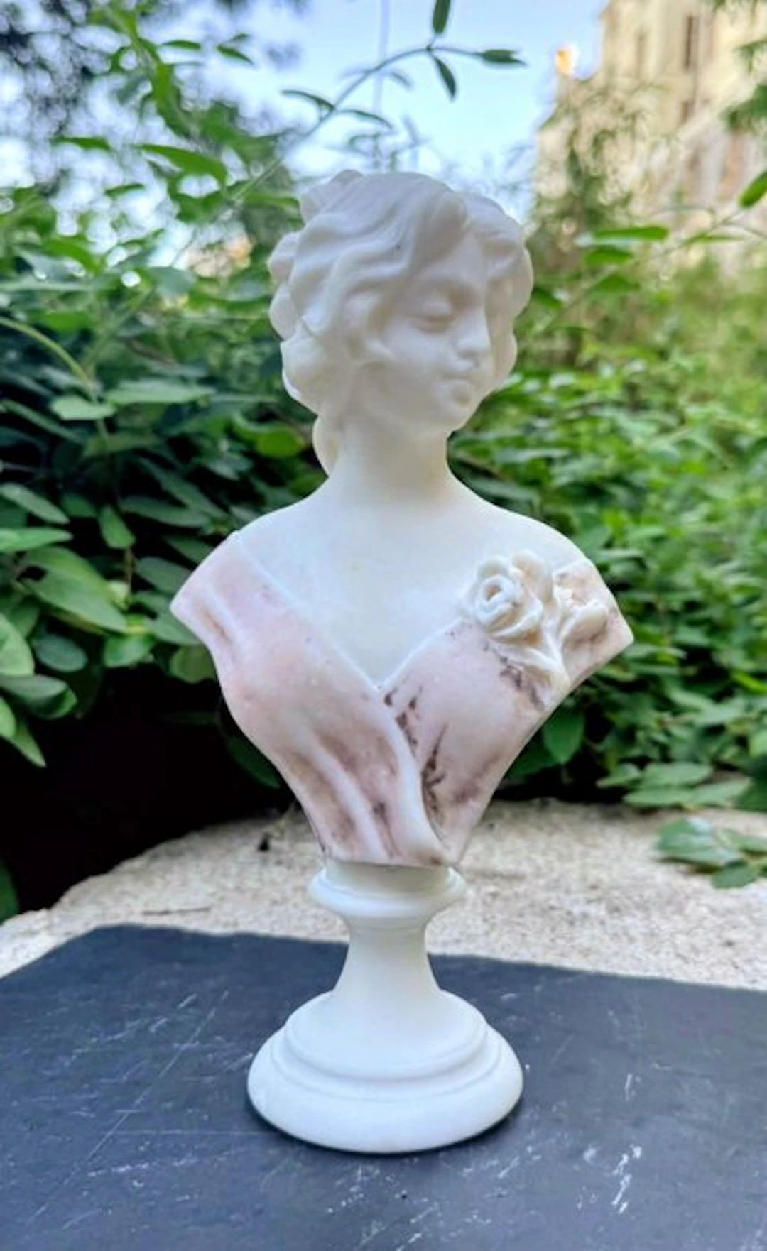 C.GOFFARD - Sculpture, La Femme à la Rose - 25 cm - Alabaster