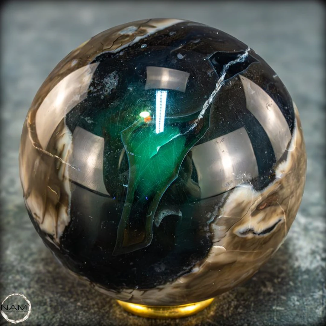 Rare UV-active moss agate – Sphere with striking depth...