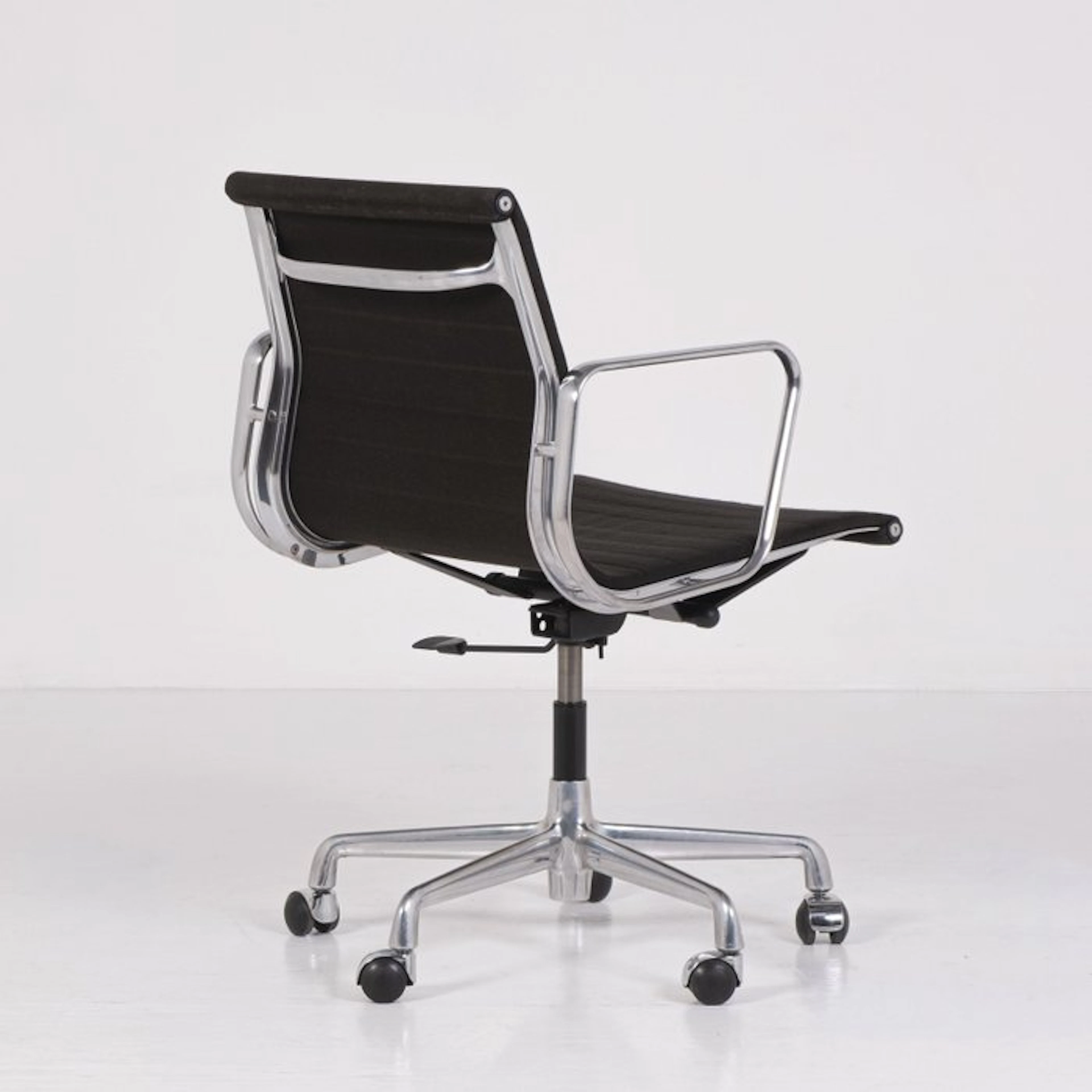 ICF, NO RESERVE PRICE - Charles & Ray Eames - Chair - EA117 - Aluminium