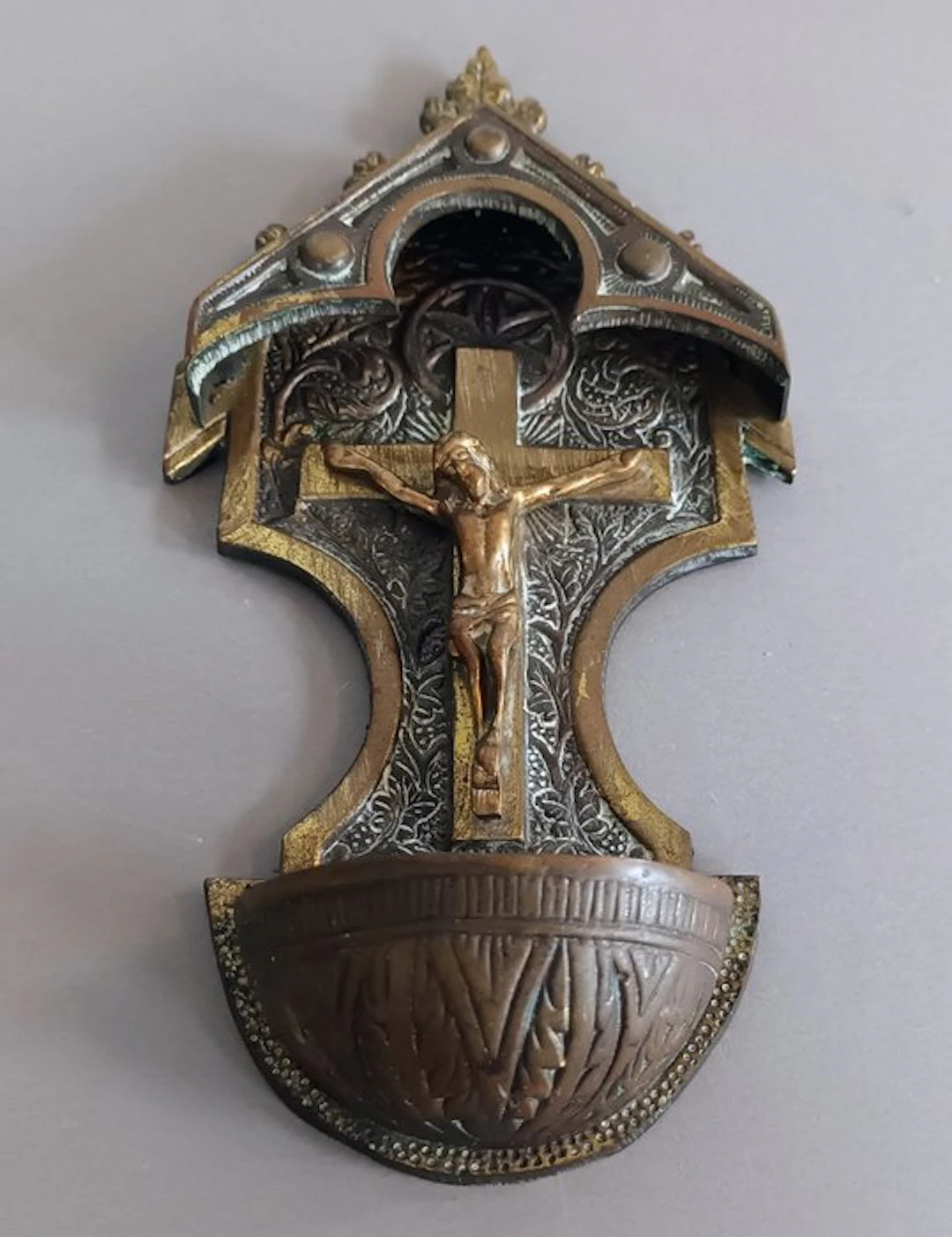 Antique inspired Holy water font - 1950-1960 - Neo-Gothic