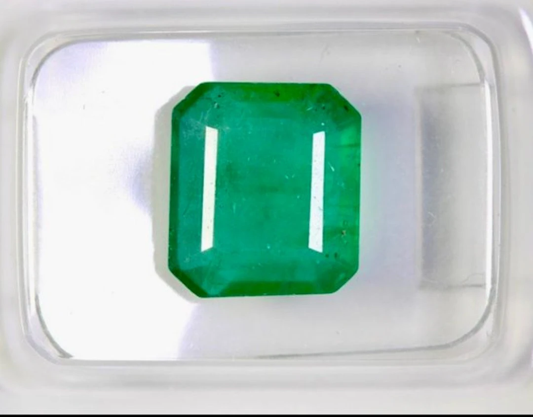 1 pcs Green Emerald - 3.17 ct - Antwerp Laboratory for...