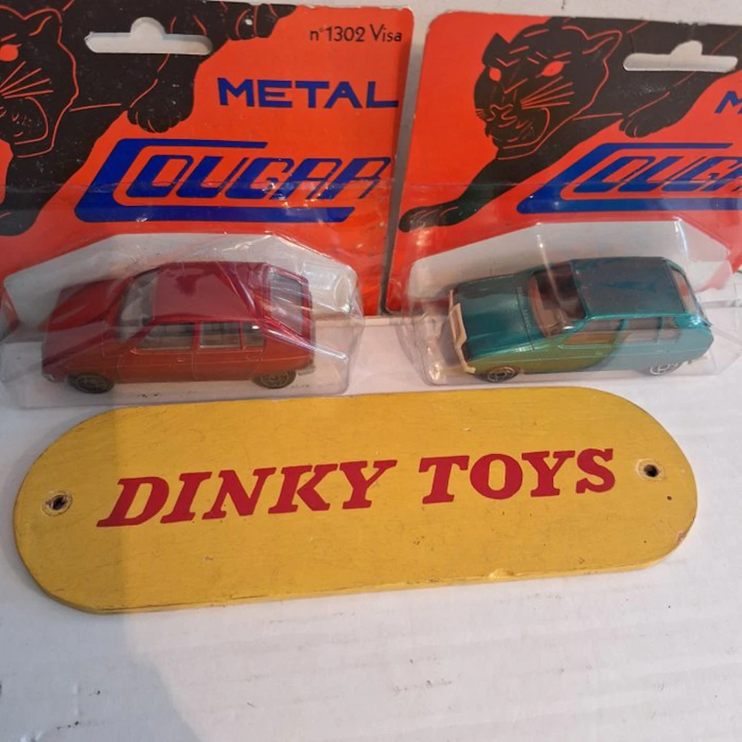 Dinky Toys 1:43 - Model car (2) - Citroën Visa - Produced...